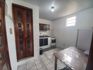 Oven, stovetop - Crescent Moon Apartment - Up to 5 people - near the beaches (Itacaré)