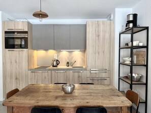 Wasserkocher mit Kaffee-/Teezubehör, Kühlschrank, Mikrowelle, Ofen
