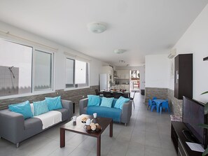 TV, DVD player - Moderne, geräumige Villa am Strand mit Pool by Interhome (Ayia Napa)