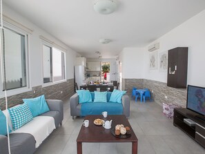 TV, DVD player - Moderne, geräumige Villa am Strand mit Pool by Interhome (Ayia Napa)