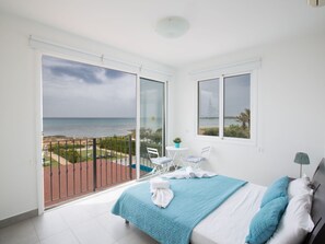 Internet - Moderne, geräumige Villa am Strand mit Pool by Interhome (Ayia Napa)