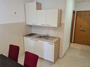 Kühlschrank, Kochgeschirr/Geschirr/Besteck