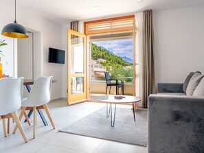 TV - Wohnung mit Blick auf das Wasser by Interhome (Brela)
