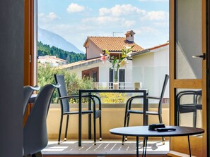 Dining - Wohnung mit Blick auf das Wasser by Interhome (Brela)