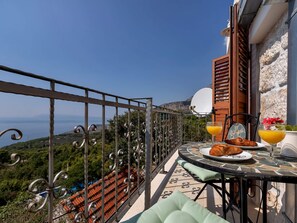 Outdoor dining - "Villa Lapis" by Interhome (Tučepi)