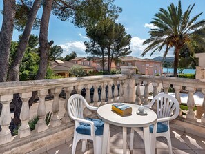 Outdoor dining - Küstencharme 150 m vom Strand entfernt, privater Garten by Interhome (Alcúdia)
