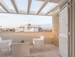 Terrace/patio - Luxuriöse Villa White Rose mit Pool in der Nähe von Zrče Beach by Interhome (Pag/Novalja)