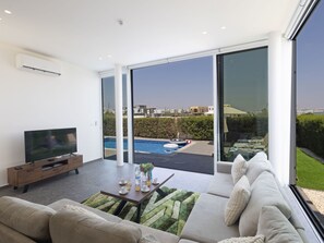 TV - Luxuriöse Villa Vie Bleu by Interhome (Protaras)