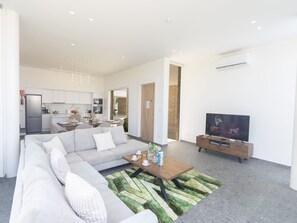 TV - Luxuriöse Villa Vie Bleu by Interhome (Protaras)