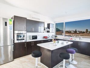 Refrigerador, microondas, horno y lavavajillas 