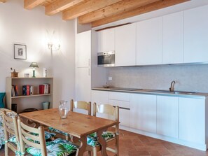 Fridge, microwave, cookware/dishes/utensils - Zweizimmerwohnung mit Doppelbett und zwei Schlafsofas by Interhome (Pralboino)