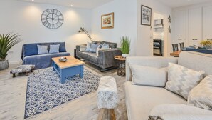 A modern living room with two sofas, a coffee table, and a patterned rug. - Die Ellington Court Wohnung by Interhome (Torquay)