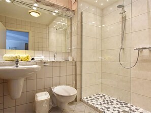 Bathroom - Appartement NeunUndZwanzig in Ostseebad Binz by Interhome (Binz)