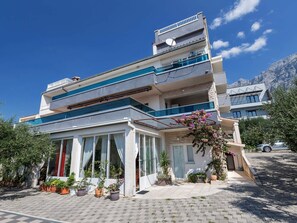 Exterior - Vele Duplex-Wohnung mit Terrassen und Meerblick by Interhome (Makarska)