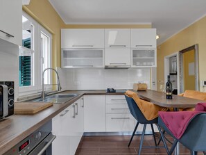 Fridge, microwave, oven, dishwasher - Villa Berulia in Brela - Meerblick by Interhome (Brela)
