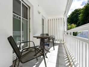 Outdoor dining - Seeschloss Binz Apartment 9, 2 Minuten zum Strand by Interhome (Binz)
