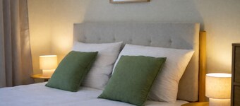 Cozy Minimalist Studio | Style & Clean | No.4