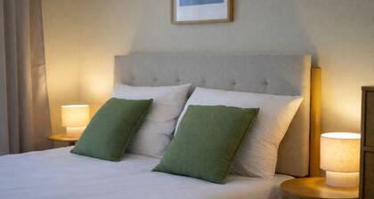 Cozy Minimalist Studio | Style & Clean | No.4