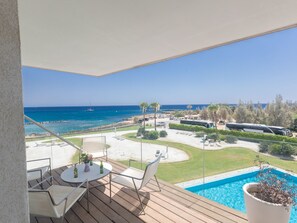 Outdoor dining - Luxuriöse Wohnung am Strand von Thalassa by Interhome (Paralimni)