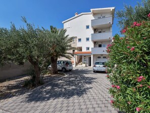 Unclassified image, 2 of 34, button - Vele Zwei-Schlafzimmer-Wohnung mit Terrasse A2 by Interhome (Makarska)