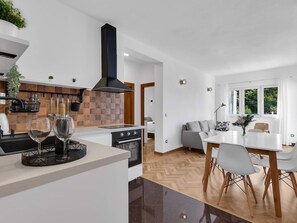 Fridge, microwave, dishwasher, cookware/dishes/utensils - Pine Canopy Zwei-Zimmer-Wohnung A8 by Interhome (Brela)