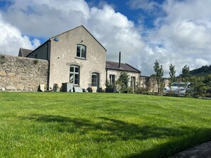 Exterior - Strandhill stables apartment with wood-fired sauna & king size bed (Strandhill)
