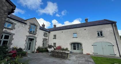 Strandhill stables apartment with wood-fired sauna & king size bed