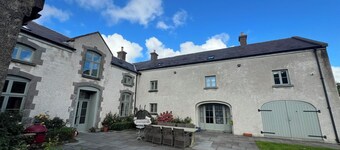 Strandhill stables apartment with wood-fired sauna & king size bed