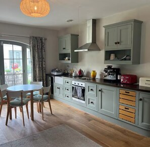 Private kitchen - Strandhill stables apartment with wood-fired sauna & king size bed (Strandhill)