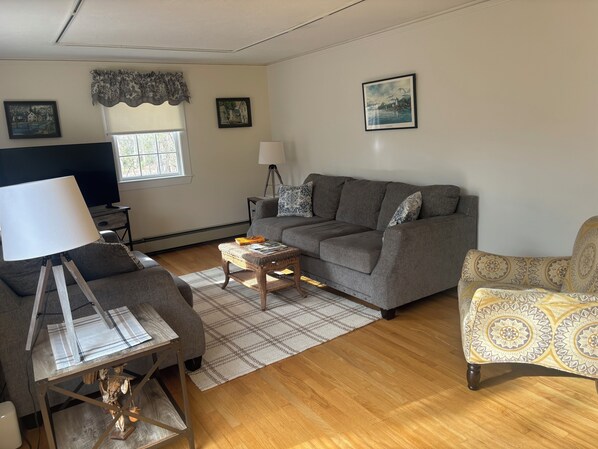 Living area - 4-bedroom house in lovely Edgartown..Centrally located (Edgartown)