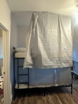 Basic Shared Dormitory | Bathroom | Combined shower/tub, towels, toilet paper - Chestnut Hostel (Wilmington)