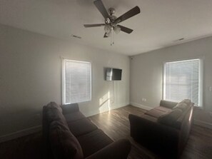 Basic Shared Dormitory | Living area - Chestnut Hostel (Wilmington)