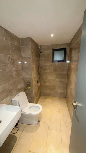 Een douche, een bidet, handdoeken, zeep