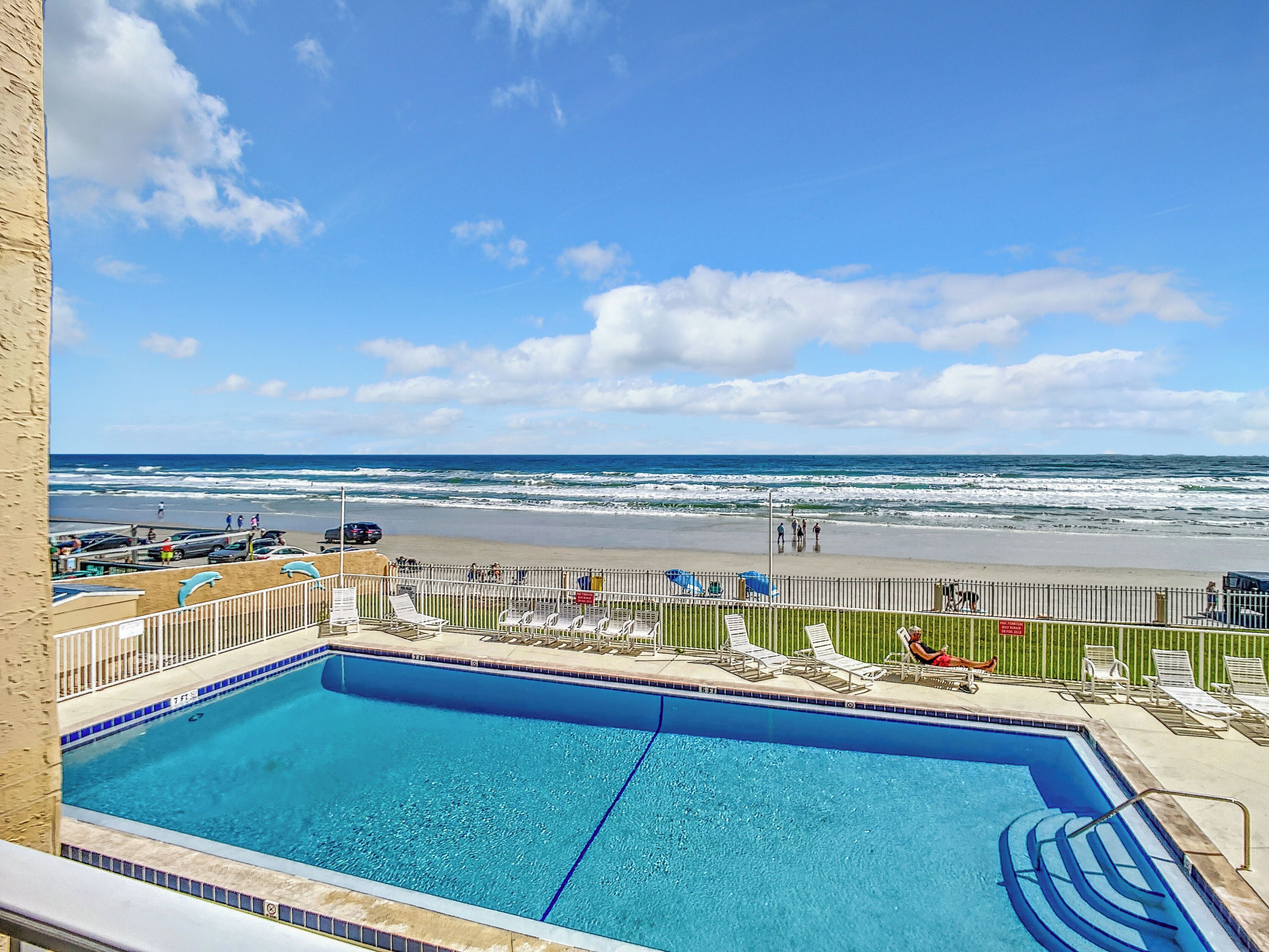 Une piscine avec vue sur la plage et l’océan.