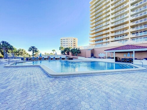 New Smyrna Beachfront Modern 9th Floor Condo Pool Hot Tub