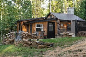 A rustic cabin with a stone staircase, a wooden deck, and a chimney. - Hawthorne Cabin ~ NEW ~ Romantic ~ Unique ~ Serene (Nellysford)