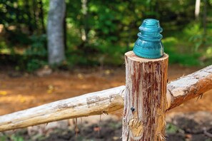 Un poste de madera con una botella azul encima.