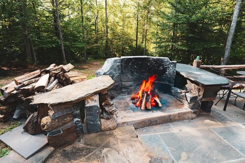 Hawthorne Cabin ~ NEW ~ Romantic ~ Unique ~ Serene