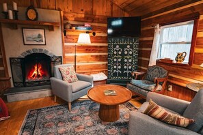 Interior - Hawthorne Cabin ~ NEW ~ Romantic ~ Unique ~ Serene (Nellysford)