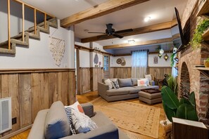 Interior - New Playground: Hot Tub, Games, and Broadway Buzz! (Nashville)