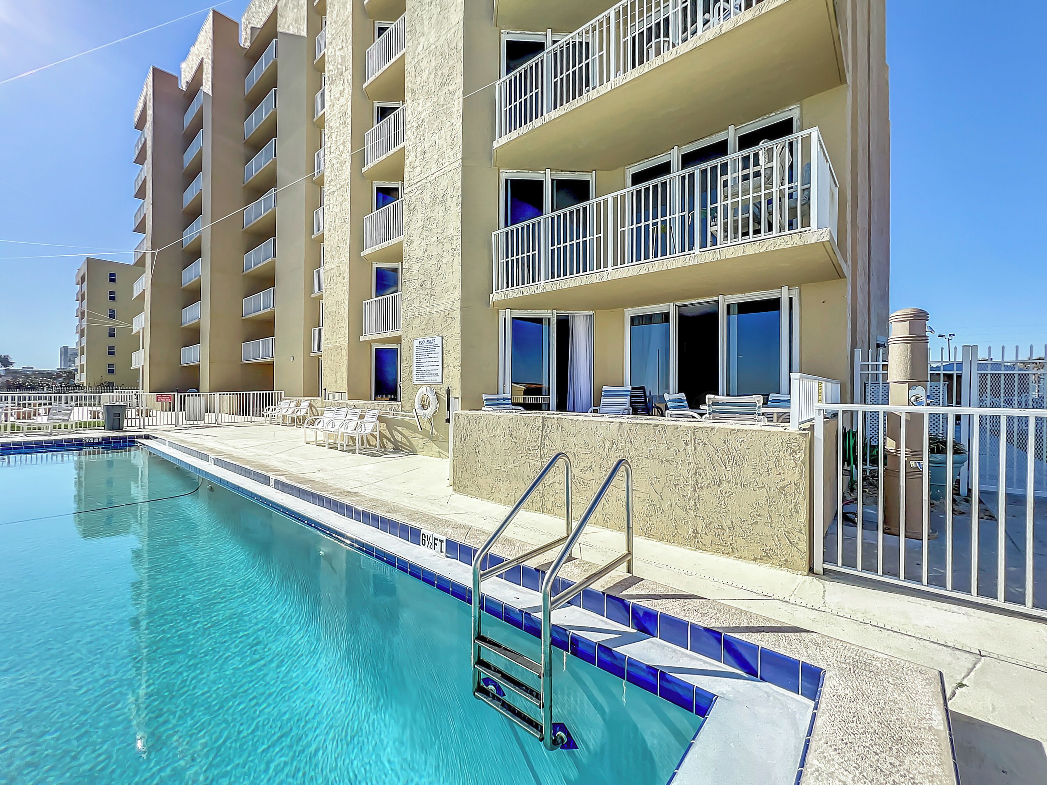 Un hôtel doté d’une piscine, de nombreux balcons et d’espaces extérieurs aménagés pour se détendre.