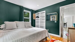 A bedroom with a bed, a wardrobe, a mirror, and a window. - Bachelorette Retreat in Nashville (Nashville)