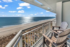 Een balkon met uitzicht op het strand en de oceaan.