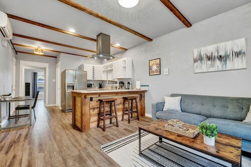 Extended Stay Comfort Fast Wi-fi Downtown!