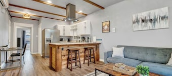 Extended Stay Comfort Fast Wi-fi Downtown!