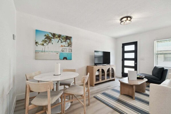 Interior - Near Johns Pass 1 Block From Gulf Shores Treasure Island (Treasure Island)