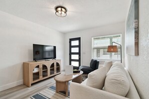 Interior - Near Johns Pass 1 Block From Gulf Shores Treasure Island (Treasure Island)