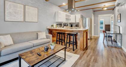 Walk to DT Fast Wi-fi + Long Stay Equipped!