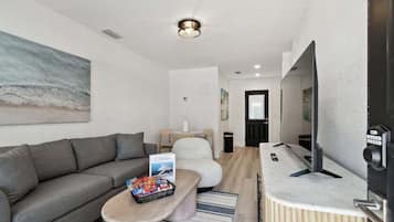 Departamento (1 Bedroom) | Área de sala de estar | Televisión