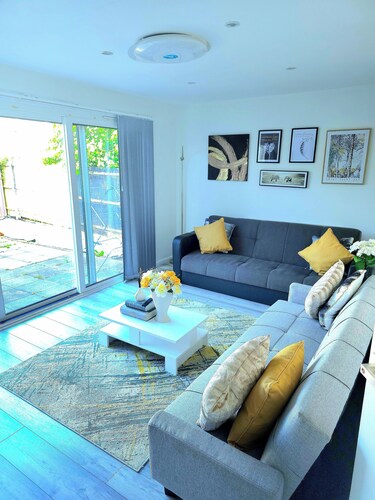 Spacious Four bedroom home for contractors/Free parking/Quiet Neighbourhood